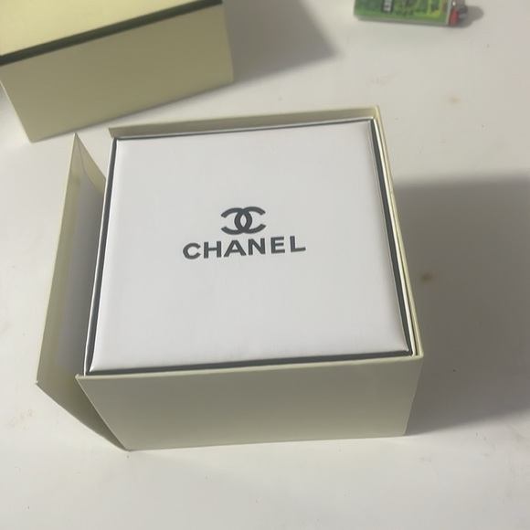 Diamond detailing on the bezel adds a captivating flair to this watch - Picture 2 of 4